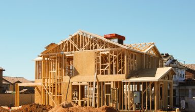 casa en construcción con madera