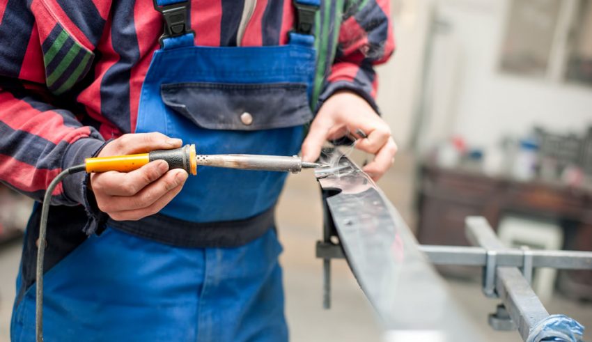 Cinco razones para aprender a soldar plásticos en casa